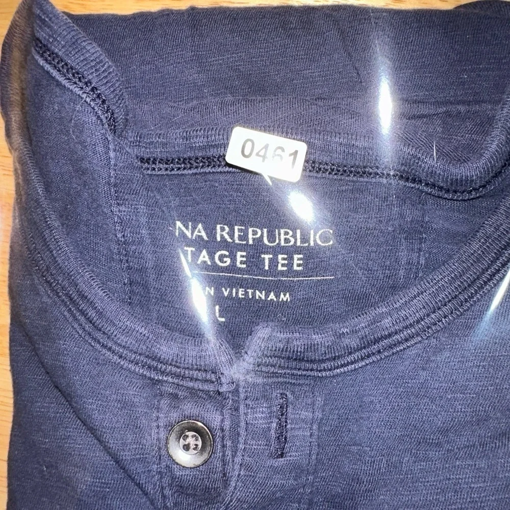 Banana Republic Vintage 3-Button T-Shirt (Size L)